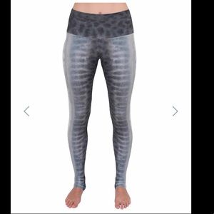 Size M tiger shark Waterlust leggings